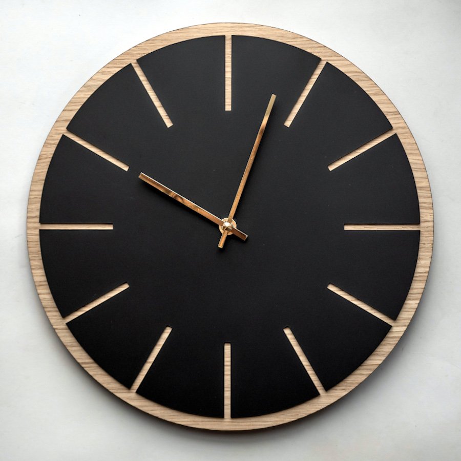 Flot træ-ur i dansk design